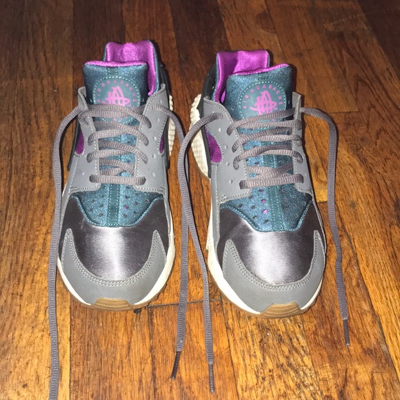 Nike Women’s Air Hurraches - Picture 2 of 4
